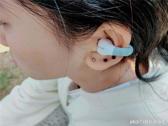 耳机评测：真百元舒适度与清音完美结合！j9九游会真人游戏第一虹觅Air耳夹式(图7)