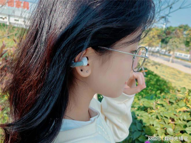 耳机评测：真百元舒适度与清音完美结合！j9九游会真人游戏第一虹觅Air耳夹式(图10)
